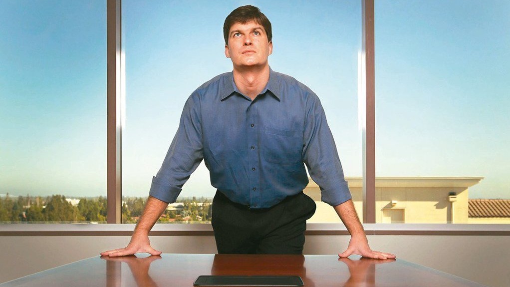 大賣空主角的驚天豪賭與死對頭的意外聯手：兩份財報揭示的華爾街驚奇